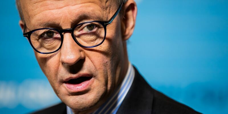 Will etwas richtig stellen: Unions-Kanzlerkandidat Merz. - Foto: Christoph Soeder/dpa