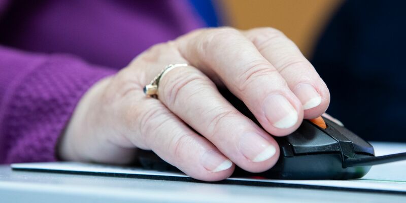 Ein Seniorenverband beklagt, dass es WLAN nicht in allen Alten- und Pflegeheimen gibt (Symbolbild). - Foto: Franziska Gabbert/dpa-tmn/dpa