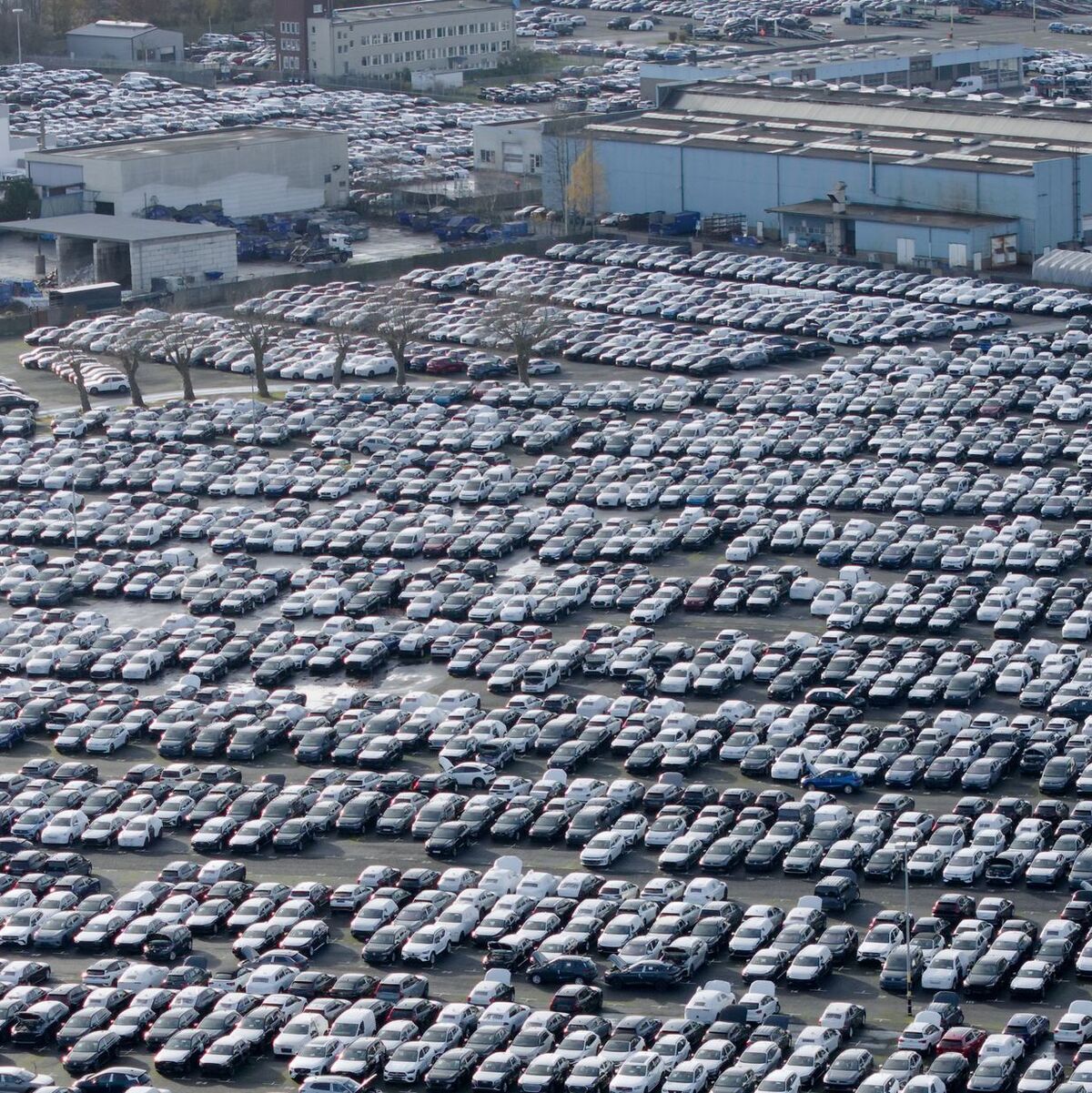 Volle Parkplätze, maue Kassen: Der Gewinn von VW, Mercedes-Benz und BMW ist im dritten Quartal in den Keller gerauscht. (Symbolbild) - Foto: Henning Kaiser/dpa