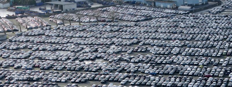 Volle Parkplätze, maue Kassen: Der Gewinn von VW, Mercedes-Benz und BMW ist im dritten Quartal in den Keller gerauscht. (Symbolbild) - Foto: Henning Kaiser/dpa