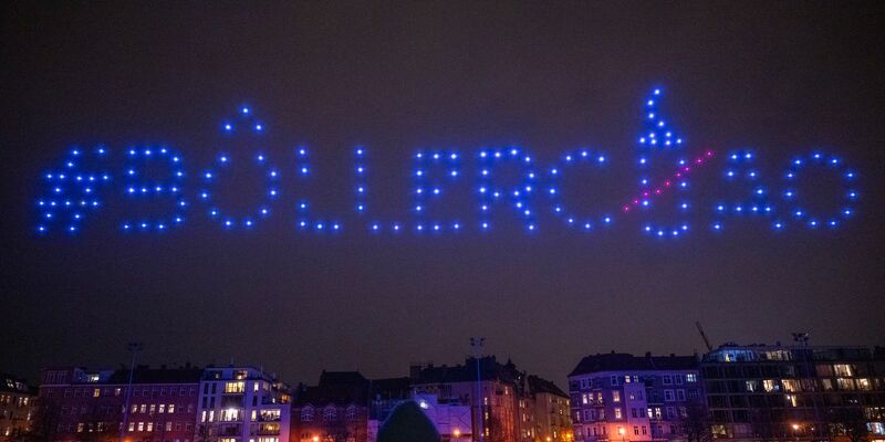 Drohnen zeichneten vergangenes Jahr unterschiedlichste Motive in den dunklen Himmel. (Archivbild) - Foto: Monika Skolimowska/dpa