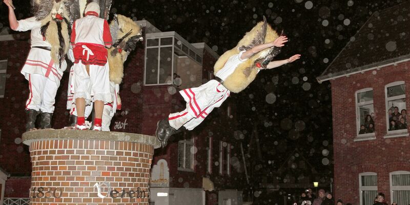 Die Polizei rüstet sich für den umstrittenen Nikolausbrauch «Klaasohm» auf der Nordseeinsel Borkum. (Archivfoto) - Foto: Reinhold Grigoleit/dpa