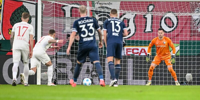 Sandro Wagner versucht nach dem Spiel, seine Spieler, hier Youngster Ismael Gharbi, aufzurichten. - Foto: Harry Langer/dpa
