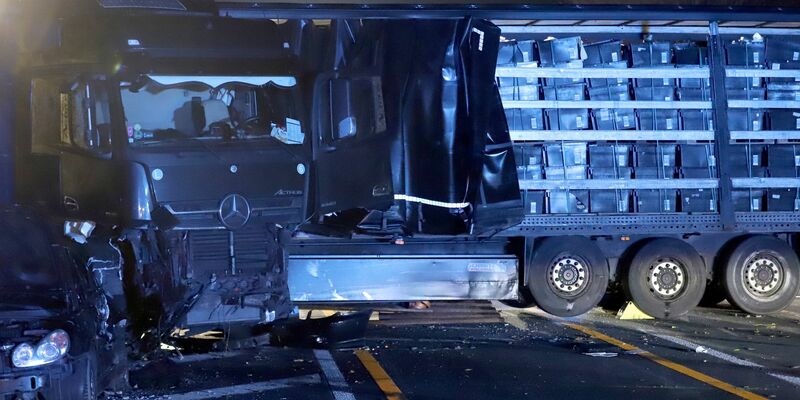 Mehrere Autobahnabschnitte wurden nach der Unfallserie gesperrt. - Foto: Sascha Thelen/dpa