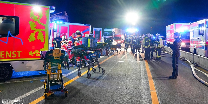FW Hagen: Verkehrsunfall mit vielen Verletzten, Lkw und mehrere Pkw beteiligt. - Foto: presseportal.de