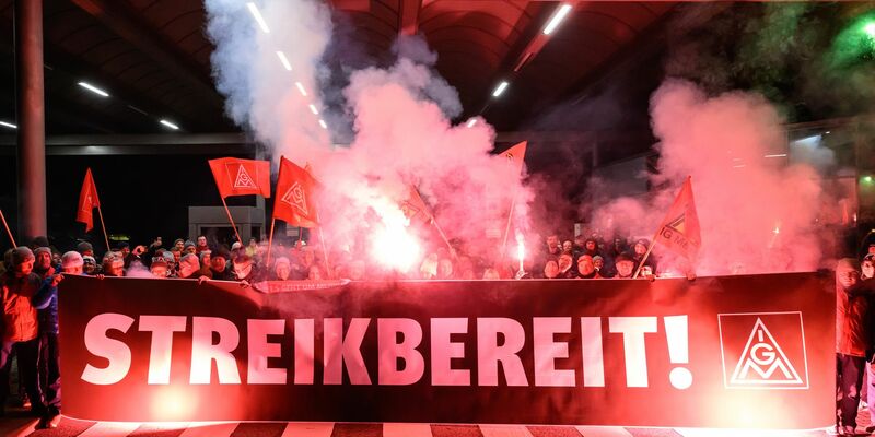 Zum Ende der Friedenspflicht bekunden Beschäftigte von Volkswagen ihre Streikbereitschaft. - Foto: Hendrik Schmidt/dpa
