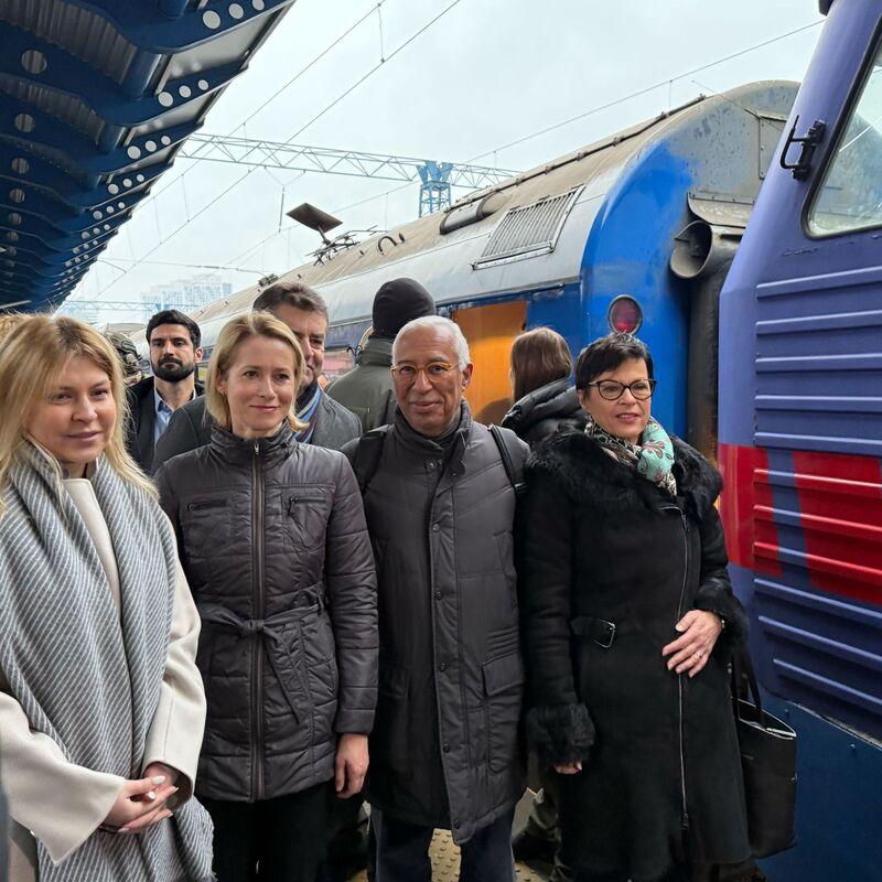 Die EU-Außenbeauftragte Kaja Kallas (2.v.l) und EU-Erweiterungskommissarin Marta Kos (r) legen Berichte zu Reformfortschritten von Ländern vor, die in die Europäische Union streben. (Archivbild) - Foto: Ansgar Haase/dpa