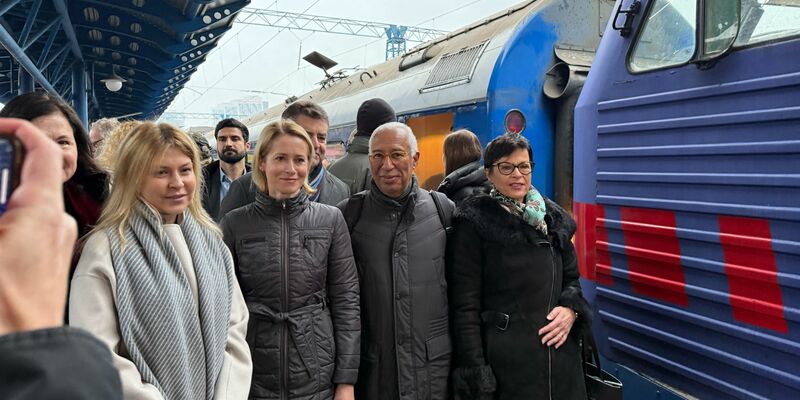 Der EU-Ratspräsident Costa und die EU-Außenbeauftragte Kallas (2.v.l.) besuchten an ihrem ersten Amtstag Kiew. - Foto: Ansgar Haase/dpa