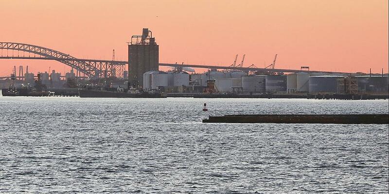 Industrieanlagen im Hafen von New York mit Öltanks (Archiv) - Foto: über dts Nachrichtenagentur