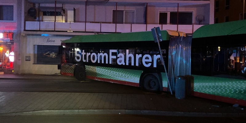 FW-DO: Elektro-Bus prallt gegen eine Hauswand in Dortmund Hörde - Foto: presseportal.de