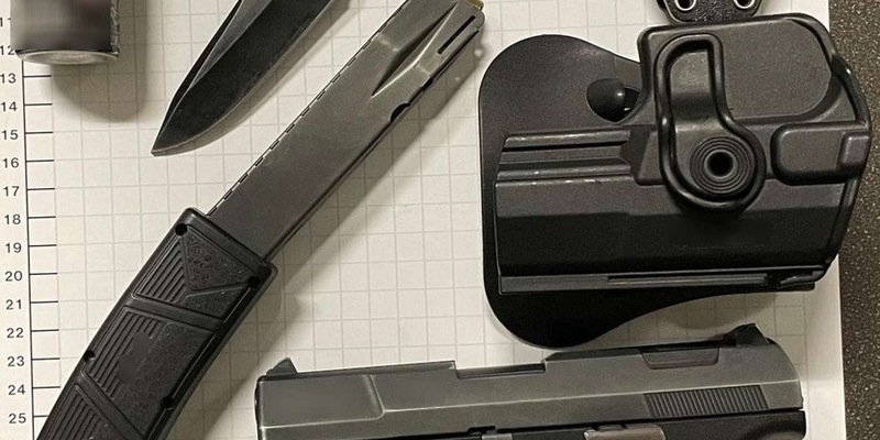 BPOL NRW: Schusswaffe, Messer, Pfefferspray - Bundespolizei kontrolliert 20-Jährigen - Foto: presseportal.de