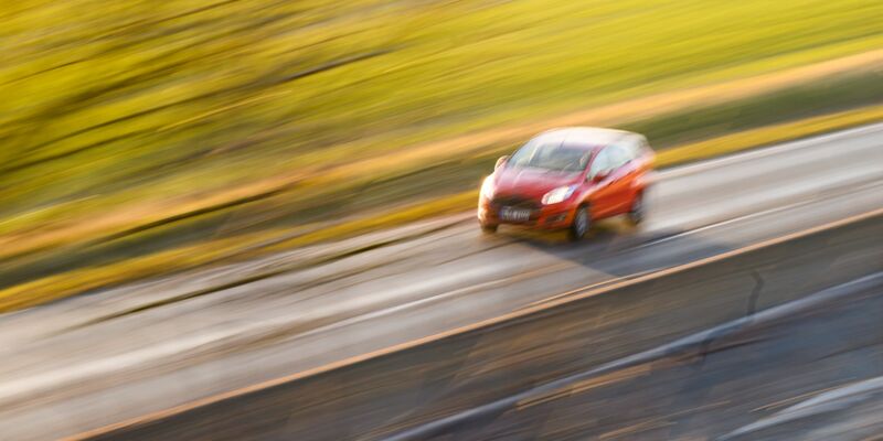 Zu schnell unterwegs: Der russische Weihnachtsmann muss sich neben Wunschzetteln nun auch mit einigen Strafzetteln auseinandersetzen. (Symbolbild) - Foto: Julian Stratenschulte/dpa