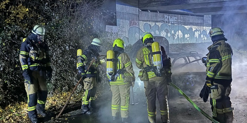 FW-E: Brennender Pkw auf der A 52 - Zusammenarbeit mit der Feuerwehr Ratingen - Foto: presseportal.de