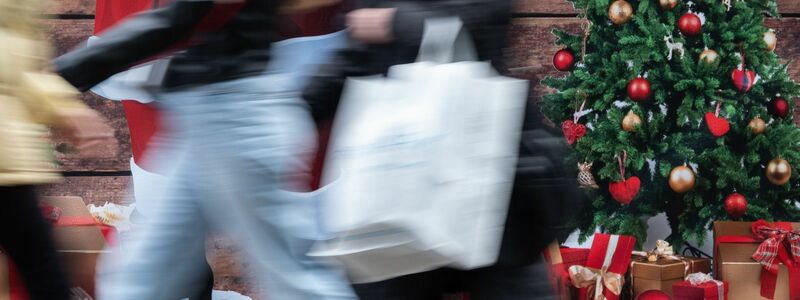 Mehr Geld für Weihnachtsgeschenke (Archivbild) - Foto: Anna Ross/dpa