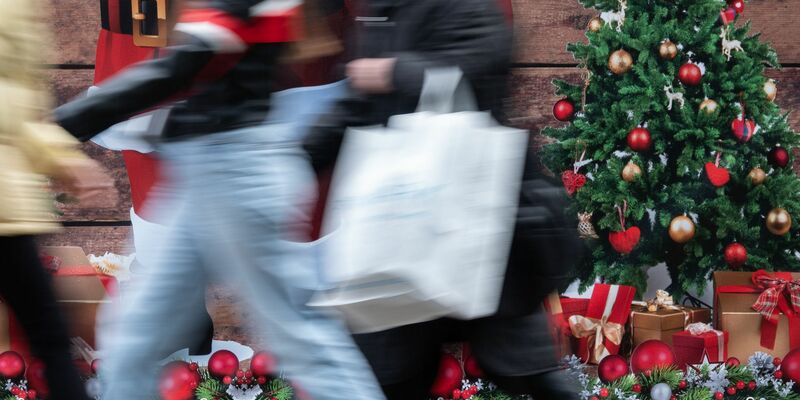 Für viele Einzelhändler gab es laut HDE einen anständigen Start in die heiße Phase des Weihnachtsgeschäfts. (Archivbild) - Foto: Anna Ross/dpa