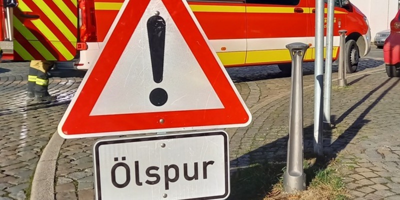FW-EN: Verkehrsunfall mit Personenschaden - Ölspuren beschäftigt wieder die Feuerwehr - Foto: presseportal.de