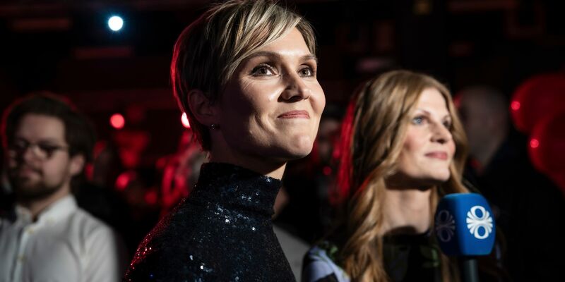 Sieht so die künftige Ministerpräsidentin von Island aus? Die sozialdemokratische Parteichefin Kristrún Frostadóttir in der Wahlnacht. - Foto: Marco di Marco/AP/dpa