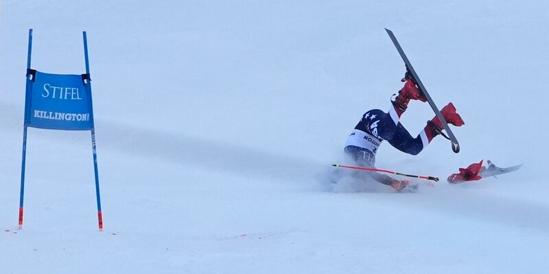 Mikaela Shiffrin konnte nach ihrem Sturz nicht von selbst ins Ziel fahren. - Foto: Robert F. Bukaty/AP/dpa