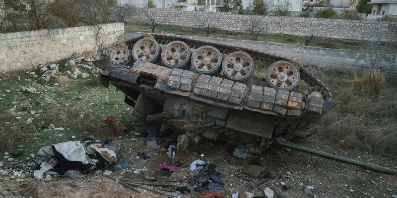 Die Rebellen verkünden den Sturz der Assad-Regierung.  - Foto: Omar Albam/AP/dpa