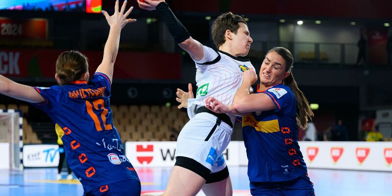 Die deutschen Handballerinnen haben das EM-Vorrundenspiel gegen die Niederlande verloren. - Foto: Marco Wolf/dpa