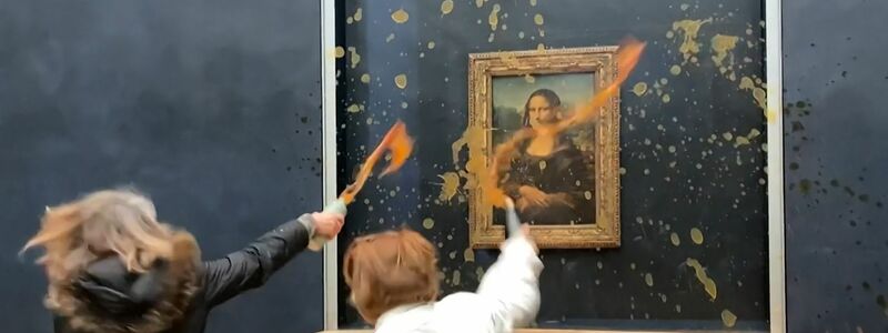 Zwei Umweltaktivistennen im Pariser Louvre. - Foto: David Cantiniaux/AFPTV/AFP/dpa