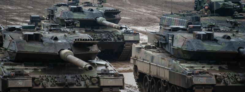 Rüstungsgüter wie diese Leopard- und Puma-Panzer der Bundeswehr stehen derzeit hoch im Kurs. (Archivbild) - Foto: Philipp Schulze/dpa