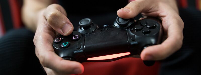 Ein Gamer spielt mit einer Playstation 4. - Foto: Sebastian Gollnow/dpa