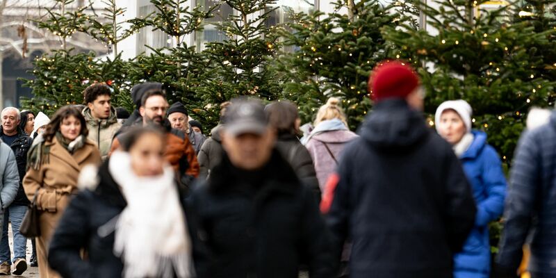 Das bevorstehende Weihnachtsfest hebt die Shoppinglaune.  - Foto: Fabian Sommer/dpa