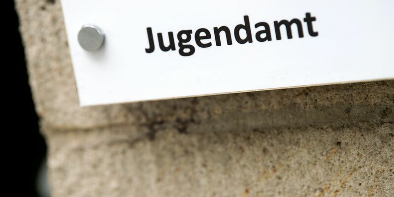 In einer akuten Krisensituation kann das Jugendamt Minderjährige vorübergehend aus der bisherigen Umgebung herausnehmen und an einem sicheren Ort unterbringen. (Archivbild) - Foto: Arno Burgi/dpa-Zentralbild/dpa