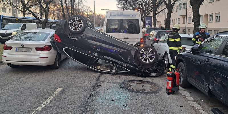 FW-M: Pkw landet auf dem Dach (Haidhausen) - Foto: presseportal.de