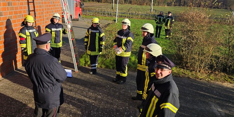 FFW Fredenbeck: Erster Kompetenznachweis der neuen modularen Grundausbildung / Ehrenamtliche Einsatzkräfte erreichen Qualifikation Einsatztauglichkeit - Foto: presseportal.de