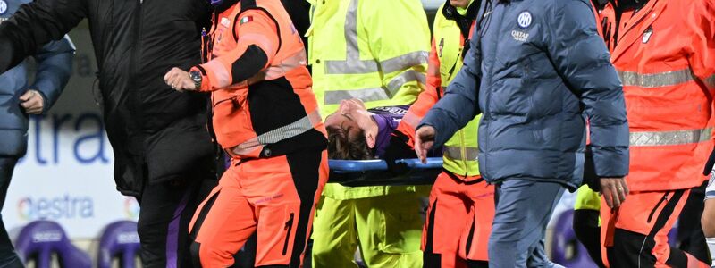 Fiorentina-Profi Edoardo Bove wird nach seinem Zusammenbruch zu einem Krankenwagen getragen. - Foto: Alberto Lingria/Xinhua/dpa