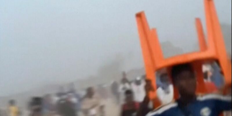 Bei einer Massenpanik in einem Fußballstadion in Guinea kamen 56 Menschen ums Leben. - Foto: Uncredited/Nimba Sports Zaly/AP/dpa