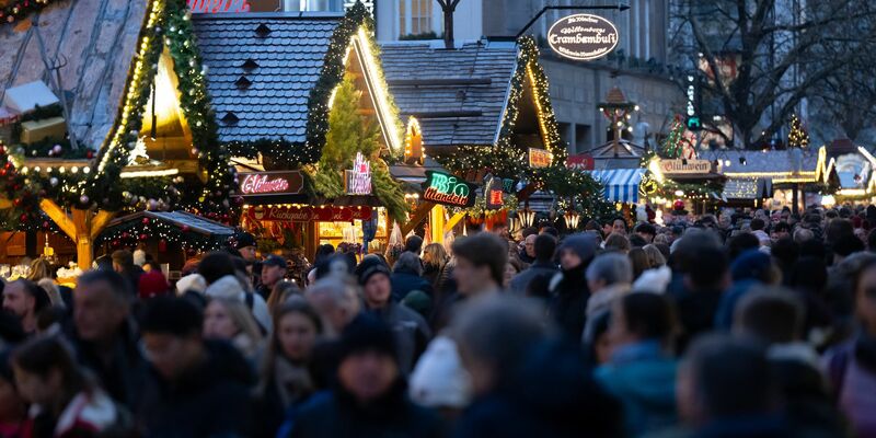 In vielen deutschen Innenstädten war am vergangenen Freitag viel los - wegen der Weihnachtsmärkte und dem Aktionstag Black Friday. - Foto: Sven Hoppe/dpa