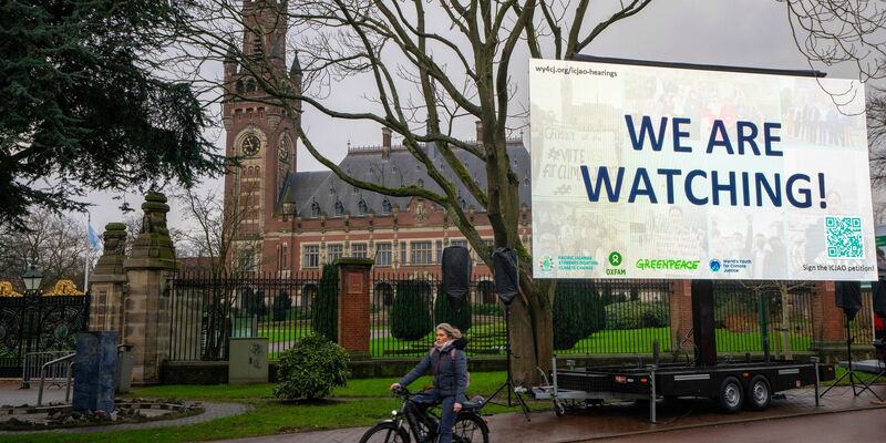 «We are Watching!» ist auf einem Plakat vor dem Internationalen Gerichtshof zu lesen: Das höchste UN-Gericht befasst sich mit Klimaschutz. - Foto: Peter Dejong/AP/dpa