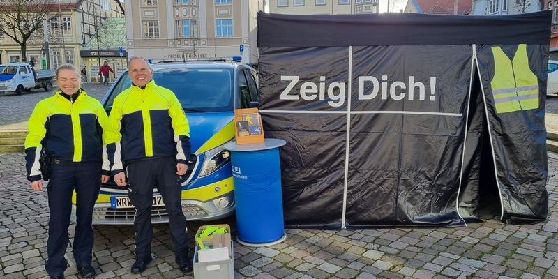 POL-HX: Sehen und gesehen werden - durch Licht und Reflexion / Polizei Höxter sensibilisiert für Sicherheit im Straßenverkehr / Aktionstag zur Sichtbarkeit im Dunkeln in Warburg - Foto: presseportal.de