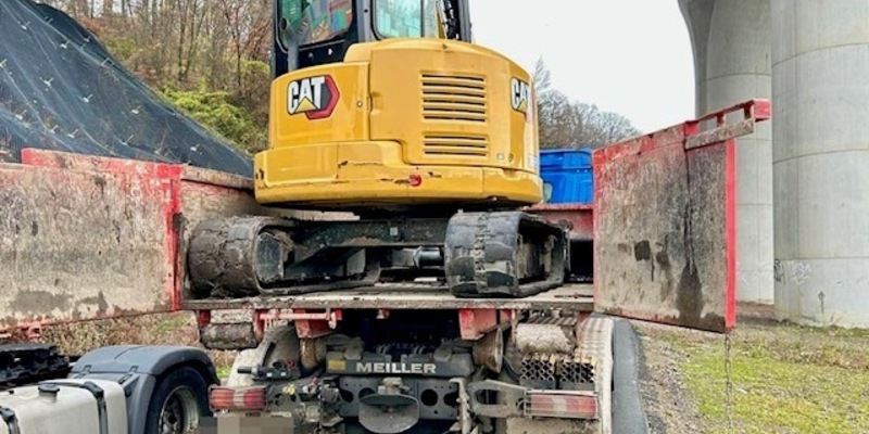POL-HA: Unzureichend gesicherter Bagger auf Kipper: Polizei stoppt 49-jährigen LKW-Fahrer - Foto: presseportal.de