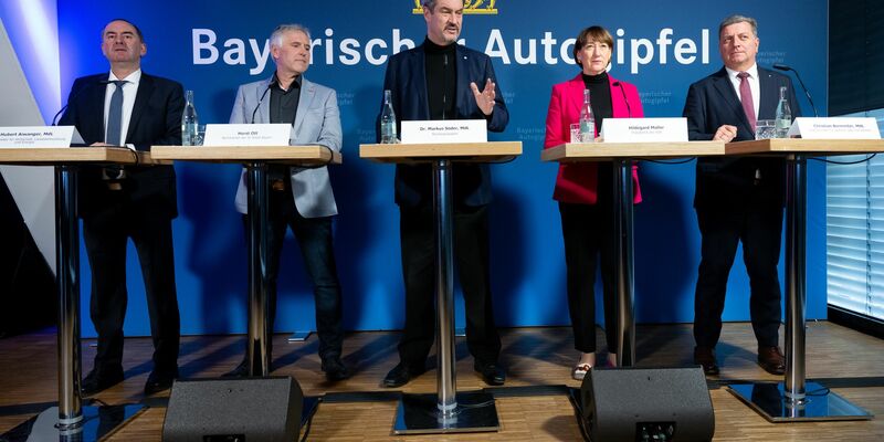 Nach dem Bayerischen Autogipfel präsentiert Markus Söder (M) die Ergebnisse. - Foto: Sven Hoppe/dpa