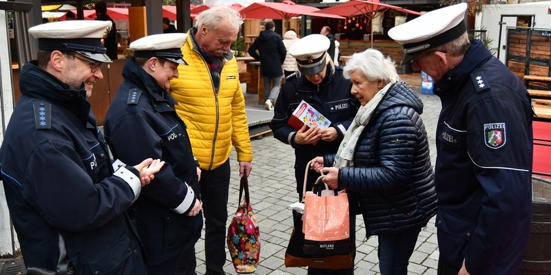 POL-PB: Tipps zum Schutz vor Taschendieben: Polizei ist auf dem Weihnachtsmarkt unterwegs - Foto: presseportal.de
