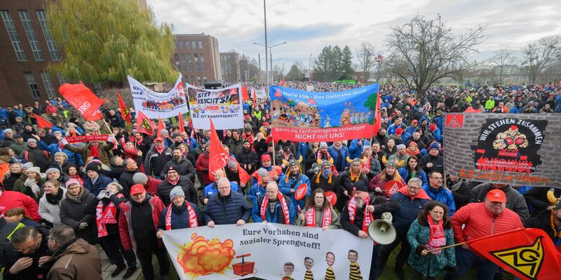 Zehntausende kamen allein zur zentralen Kundegebung in Wolfsburg direkt am Vorstandshochhaus. - Foto: Julian Stratenschulte/dpa Pool/dpa