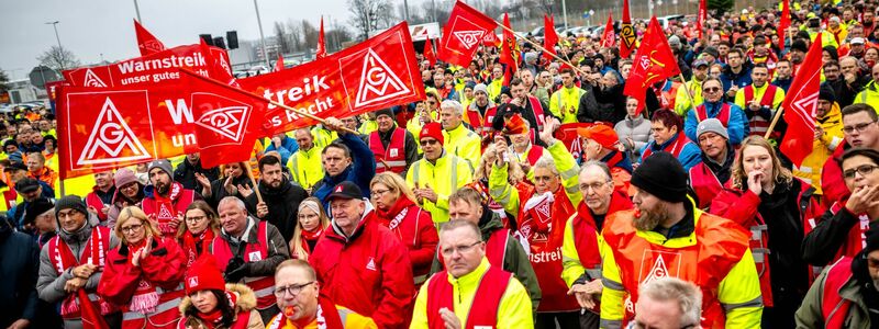 Streikende stehen vor dem Volkswagen-Werk Emden. - Foto: Sina Schuldt/dpa