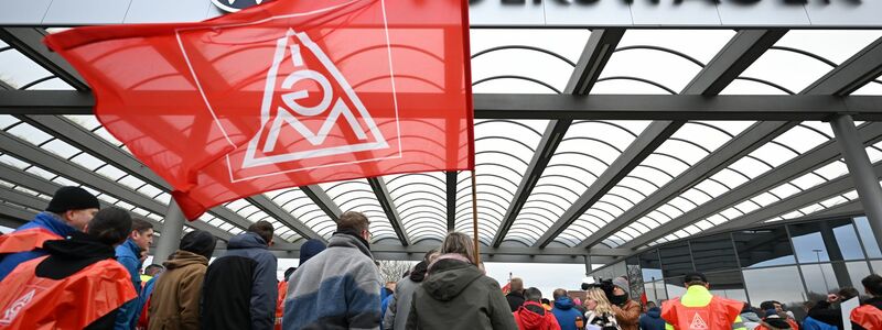 VW-Beschäftigte beteiligen sich im Werk in Zwickau an dem Warnstreik. - Foto: Hendrik Schmidt/dpa