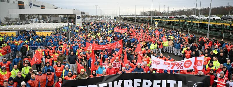 Die IG Metall wehrt sich mit dem Ausstand gegen milliardenschwere Einschnitte bei Europas größtem Autobauer.  - Foto: Hendrik Schmidt/dpa