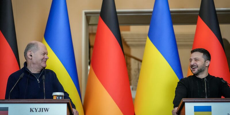 Bei ihrer gemeinsamen Pressekonferenz in Kiew hatte Bundeskanzler Olaf Scholz (l, SPD) und der ukrainische Präsident Wolodymyr Selenskyj nicht nur ernste Themen. - Foto: Kay Nietfeld/dpa