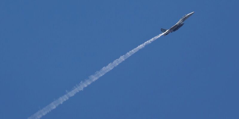 Die israelische Armee hat nach eigenen Angaben bei Luftangriffen im Libanon trotz der Waffenruhe Dutzende Ziele bombardiert. - Foto: Gil Cohen Magen/XinHua/dpa