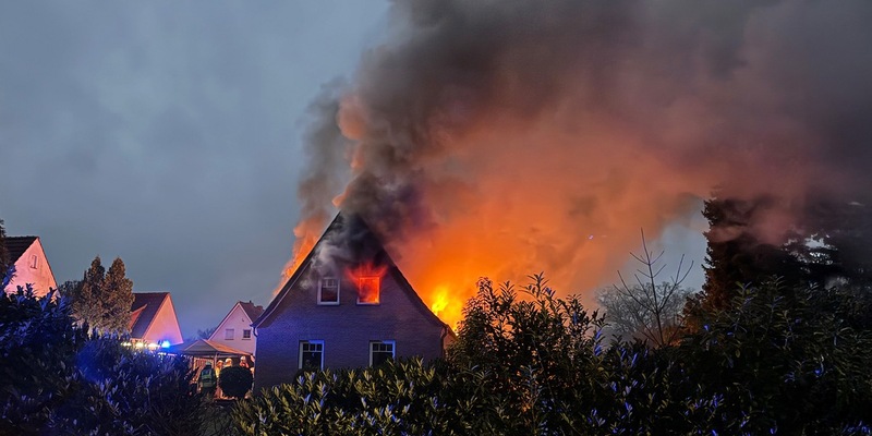 FW Osterholz-Scharm.: Gebäudebrand / Familie kann sich rechtzeitig in Sicherheit bringen - Foto: presseportal.de