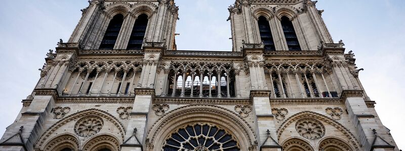 Ein Großbrand hat Notre-Dame im April 2019 stark beschädigt. (Archivbild) - Foto: Sarah Meyssonnier/Reuters POOL/AP/dpa