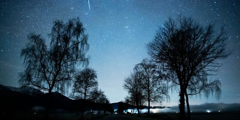 Die Sternschnuppen im Dezember tauchen am ganzen Himmel auf, der Ausstrahlungspunkt ist das Sternbild Zwillinge. (Archivbild) - Foto: Matthias Balk/dpa