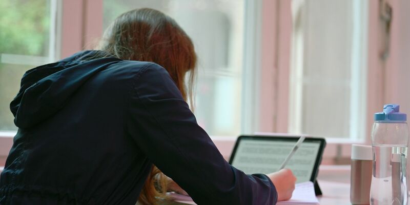 Das Smartphone lenkt einer Umfrage zufolge vor allem viele junge Menschen vom Lernen ab. (Symbolbild) - Foto: Maximilian von Klenze/dpa