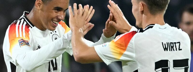 Teamkollegen im Nationalteam, Gegner im Pokal: Jamal Musiala (l) und Florian Wirtz. - Foto: Fabian Strauch/dpa